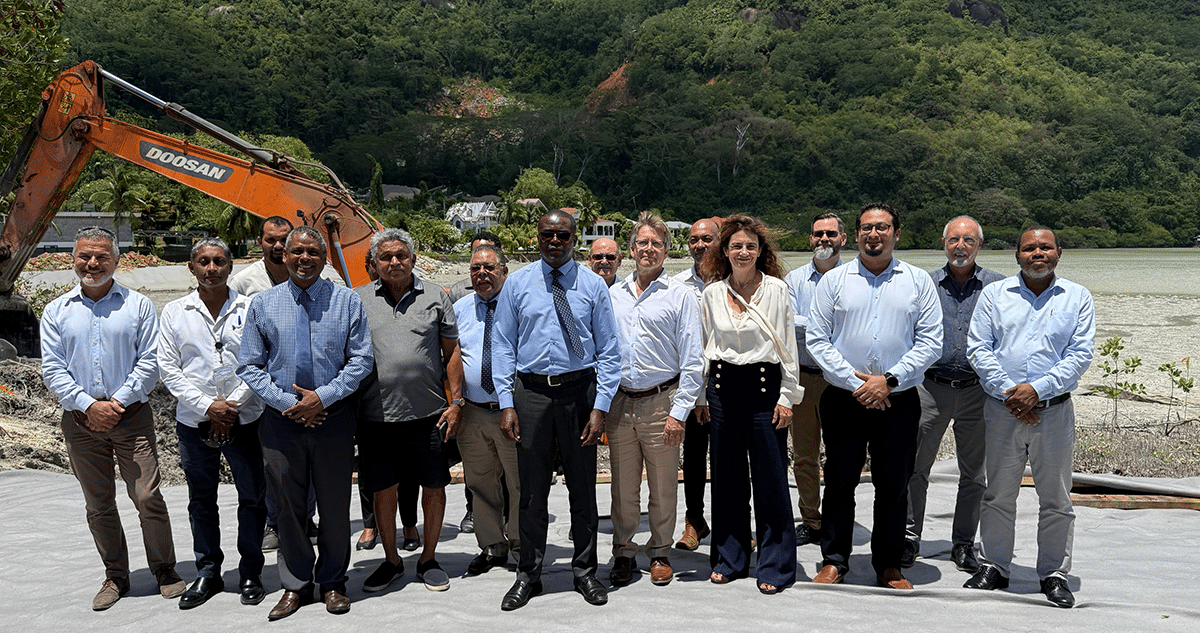 Group of people in front of the lagoon where the floating solar power plant is being built
